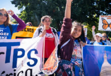 Tras 28 años en EE.UU., salvadoreño espera en el limbo decisión sobre TPS Marilyn Miranda, de 12 años, levanta la mano durante una protesta en Washington para pedir una extensión del Estatus de Protección Temporal (TPS), frente a la Casa Blanca, el 23 de septiembre de 2022.