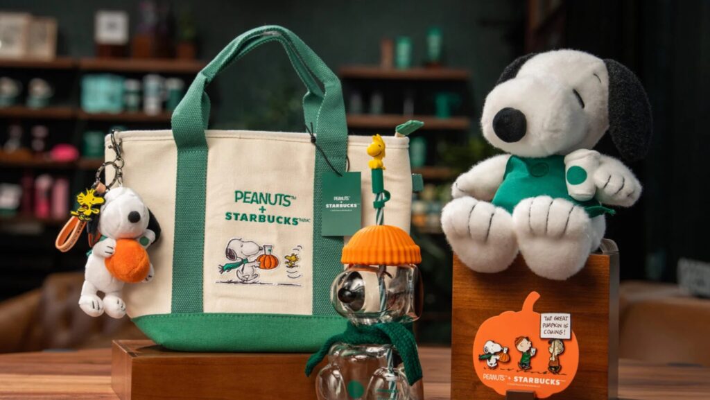 Colección Peanuts + Starbucks para otoño de 2026 con productos de Snoopy y Woodstock, incluidos bolso, peluches y vaso coleccionable.