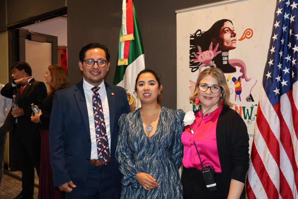 Oscarlin Figueroa, Perla Hernández y Lorena Toyos, integrantes del equipo del Consulado de México en Seattle, durante El Grito 2026.