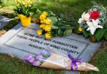 King County dará sepultura a residentes cuyos restos nadie reclamó Flores y ramos colocados sobre una placa conmemorativa dedicada a personas del condado King cuyos restos no fueron reclamados.