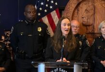Seattle cambia protocolos tras balacera y muertes en Bite of Seattle La alcaldesa de Seattle, Katie Wilson, ofrece una conferencia de prensa para presentar a Andre Sayles como jefe interino de la policía el viernes 31 de julio de 2026 en Seattle. (Foto AP/Manuel Valdes)