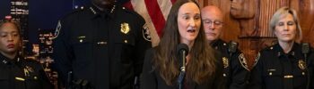 La alcaldesa de Seattle, Katie Wilson, ofrece una conferencia de prensa para presentar a Andre Sayles como jefe interino de la policía el viernes 31 de julio de 2026 en Seattle. (Foto AP/Manuel Valdes)