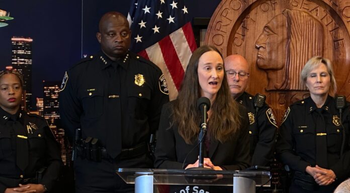 Seattle cambia protocolos tras balacera y muertes en Bite of Seattle La alcaldesa de Seattle, Katie Wilson, ofrece una conferencia de prensa para presentar a Andre Sayles como jefe interino de la policía el viernes 31 de julio de 2026 en Seattle. (Foto AP/Manuel Valdes)