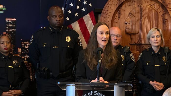 La alcaldesa de Seattle, Katie Wilson, ofrece una conferencia de prensa para presentar a Andre Sayles como jefe interino de la policía el viernes 31 de julio de 2026 en Seattle. (Foto AP/Manuel Valdes)