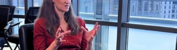 La alcaldesa de Seattle, Katie Wilson, durante una conversación en una oficina con vista al centro de la ciudad.