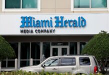 Recortes y despidos golpean al periodismo en español y dejan vacíos de cobertura local Se observa el edificio de oficinas del periódico Miami Herald el 13 de febrero de 2020 en Doral, Florida. (Foto AP/Wilfredo Lee, archivo)