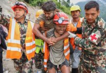 Rescatan a 2 trabajadores atrapados en un túnel 9 días después de las inundaciones en Nepal En esta imagen, distribuida por el ejército de Nepal, soldados rescatan con vida a un trabajador atrapado en un túnel durante una operación en el proyecto hidroeléctrico Trishuli-3A en el distrito de Rasuwa, en Nepal, el 4 de septiembre de 2026. (Ejército de Nepal vía AP)