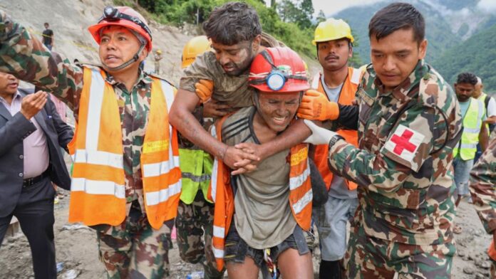 Nepal rescate 1 En esta imagen, distribuida por el ejército de Nepal, soldados rescatan con vida a un trabajador atrapado en un túnel durante una operación en el proyecto hidroeléctrico Trishuli-3A en el distrito de Rasuwa, en Nepal, el 4 de septiembre de 2026. (Ejército de Nepal vía AP)