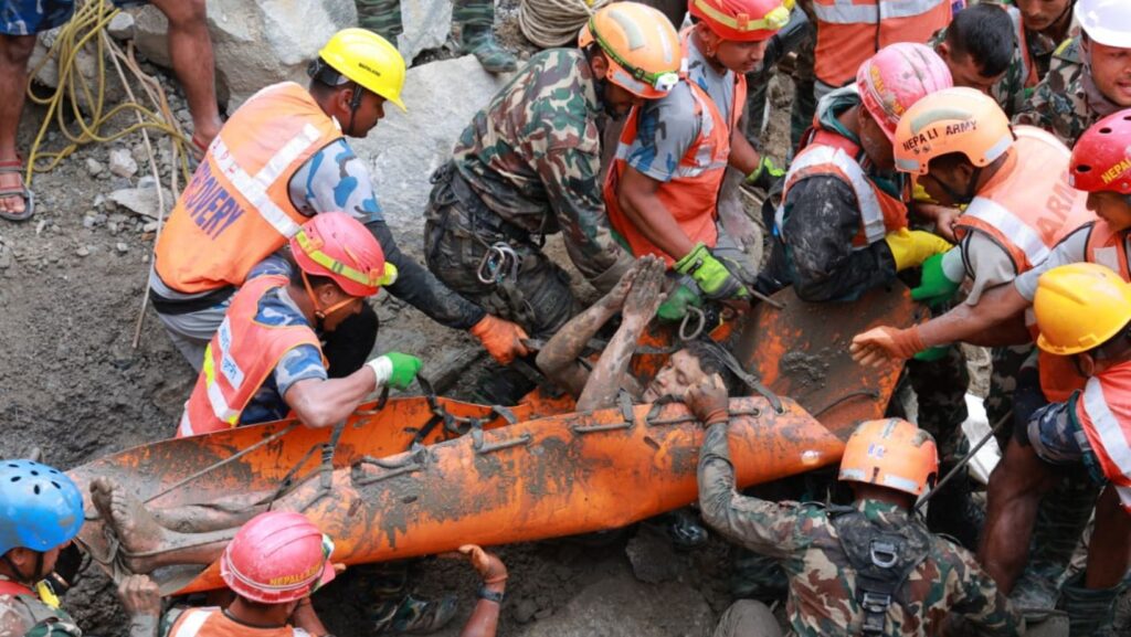 En esta imagen, distribuida por el ejército de Nepal, soldados rescatan con vida a un trabajador atrapado en un túnel durante una operación en el proyecto hidroeléctrico Trishuli-3A en el distrito de Rasuwa, en Nepal, el 4 de septiembre de 2026. (Ejército de Nepal vía AP)