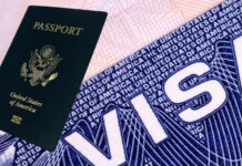 El gobierno federal exigirá visa para solicitar pasaporte de hijos nacidos en EE.UU. Pasaporte de Estados Unidos sobre una imagen ampliada de una visa estadounidense.