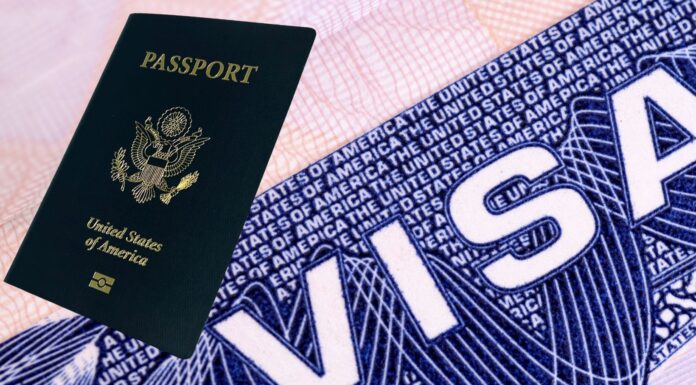 El gobierno federal exigirá visa para solicitar pasaporte de hijos nacidos en EE.UU. Pasaporte de Estados Unidos sobre una imagen ampliada de una visa estadounidense.