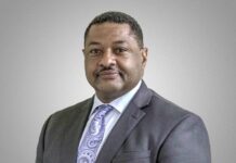 Otro jefe de policia despedido en WA: Lakewood destituye a Patrick Smith tras serios cuestionamientos Retrato de Patrick Smith, exjefe del Departamento de Policía de Lakewood, vestido con traje y corbata.