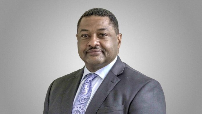 Retrato de Patrick Smith, exjefe del Departamento de Policía de Lakewood, vestido con traje y corbata.