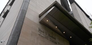 Hombre de WA se declara culpable de tráfico sexual de dos menores Vista exterior del tribunal federal Mark O. Hatfield U.S. Courthouse, el viernes 3 de octubre de 2025, en Portland, Oregon. (Foto AP/Jenny Kane)