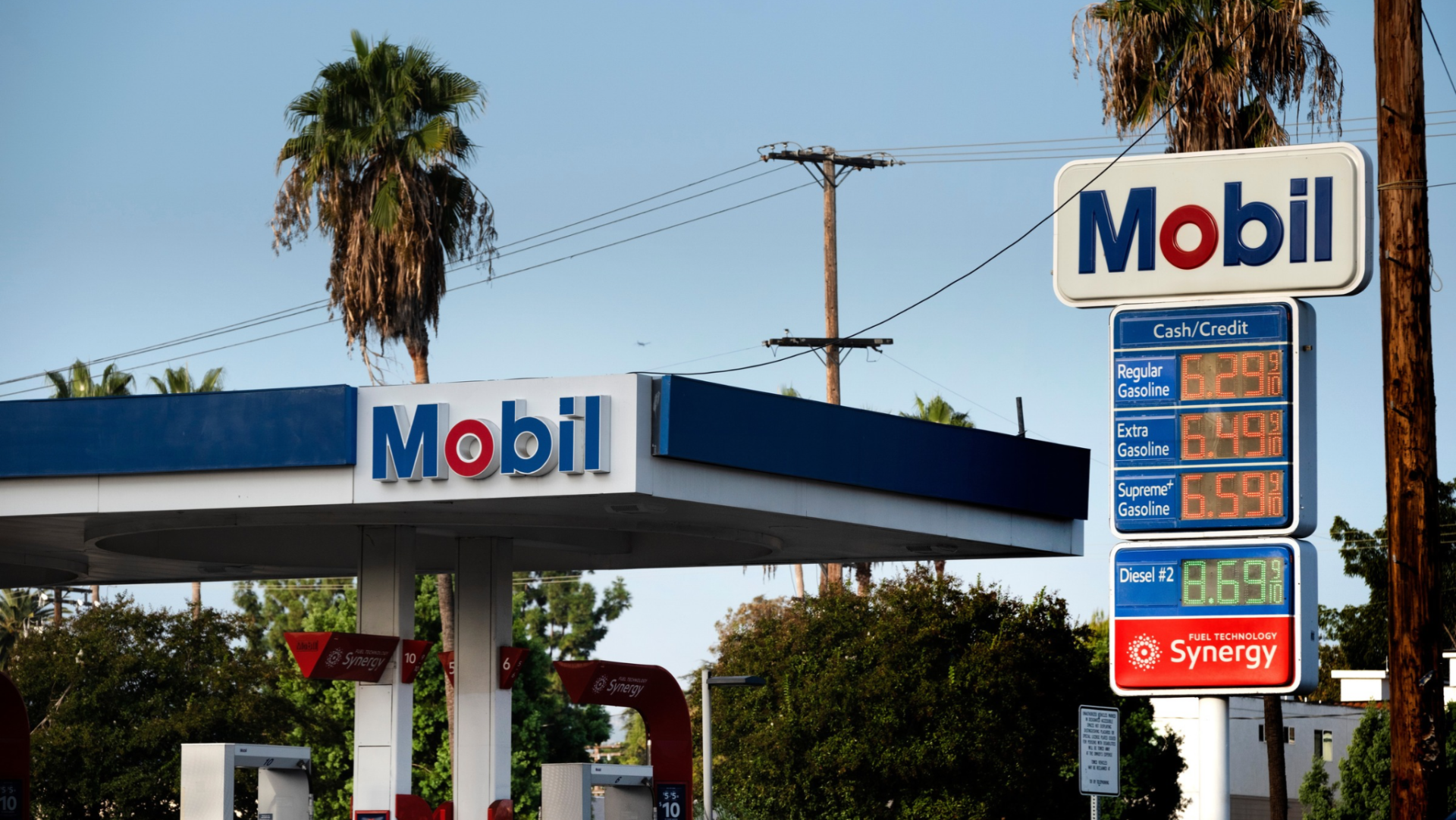 Letrero de una gasolinera Mobil muestra el precio del diésel a $8.69 por galón, junto a los precios de la gasolina, en Los Ángeles.