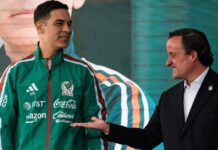 Rafa Márquez es presentado como entrenador de México de cara al Mundial del 2030 El presidente ejecutivo de la Federación Mexicana de Fútbol, Mikel Arriola (derecha), y el nuevo director técnico de la selección nacional, Rafael Márquez, posan para una fotografía durante una conferencia de prensa en la Ciudad de México, el jueves 10 de septiembre de 2026. (Foto AP/Fernando Llano)