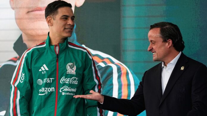 El presidente ejecutivo de la Federación Mexicana de Fútbol, Mikel Arriola (derecha), y el nuevo director técnico de la selección nacional, Rafael Márquez, posan para una fotografía durante una conferencia de prensa en la Ciudad de México, el jueves 10 de septiembre de 2026. (Foto AP/Fernando Llano)