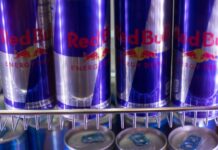 Kroger deja de vender Red Bull en todas sus tiendas La gráfica muestra latas de Red Bull en un boliche de Eagle, Colorado. (Foto AP/Jenny Kane)