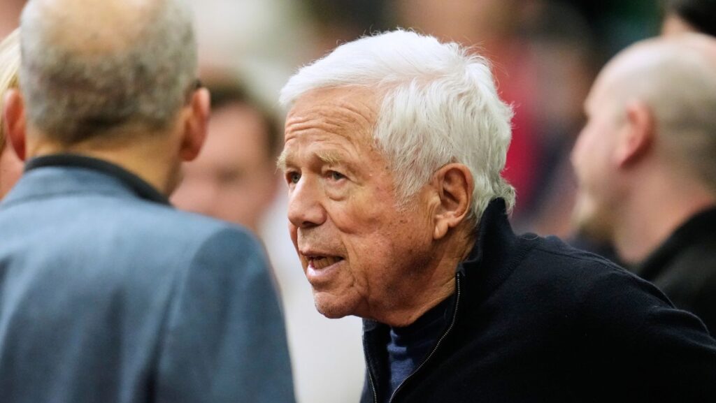 El propietario de los New England Patriots, Robert Kraft, asiste al partido de fútbol americano Pro Bowl de la NFL entre la NFC y la AFC, el martes 3 de febrero de 2026, en San Francisco. (Foto AP/Godofredo A. Vásquez)