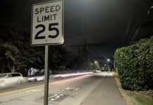 Seattle instalará nuevas cámaras para detectar exceso de velocidad Señal de límite de velocidad de 25 mph en el vecindario Sand Point de Seattle, cerca del parque Warren G. Magnuson.