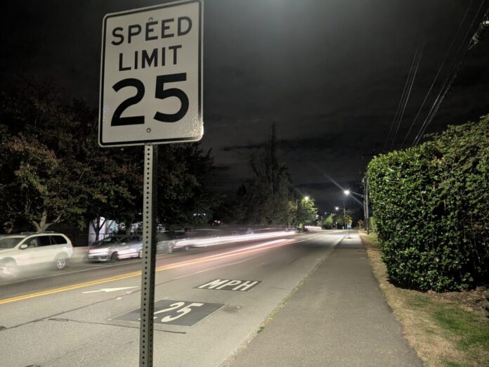 Señal de límite de velocidad de 25 mph en el vecindario Sand Point de Seattle, cerca del parque Warren G. Magnuson.