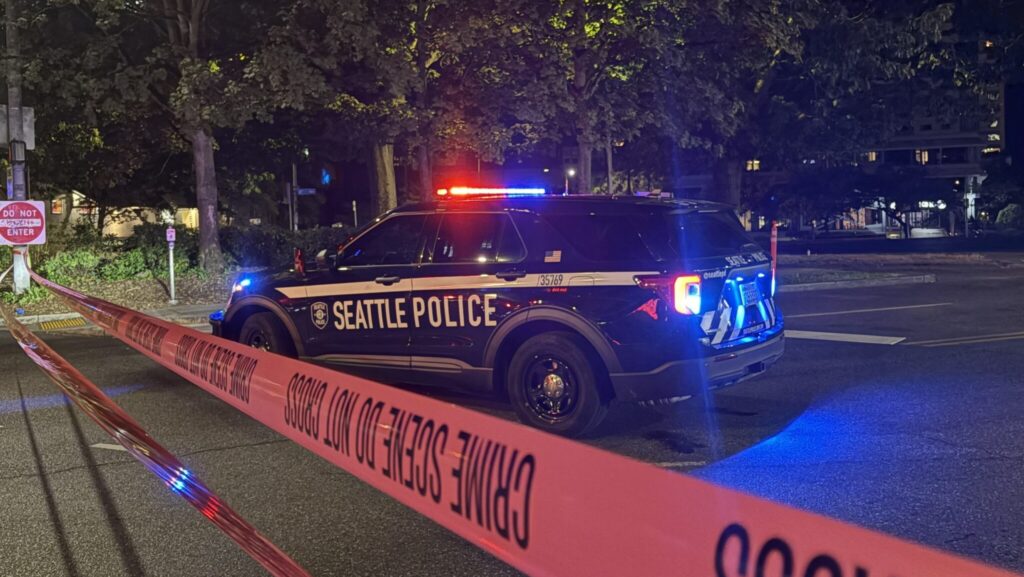 Vehículo del Departamento de Policía de Seattle detrás de una cinta policial durante la investigación de un tiroteo en Belltown, el 6 de septiembre de 2026.