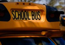 Clases inician en Seattle tras acuerdo que evita huelga de maestros Primer plano de un autobús escolar amarillo con el letrero “School Bus”, relacionado con el inicio de clases en las Escuelas Públicas de Seattle.