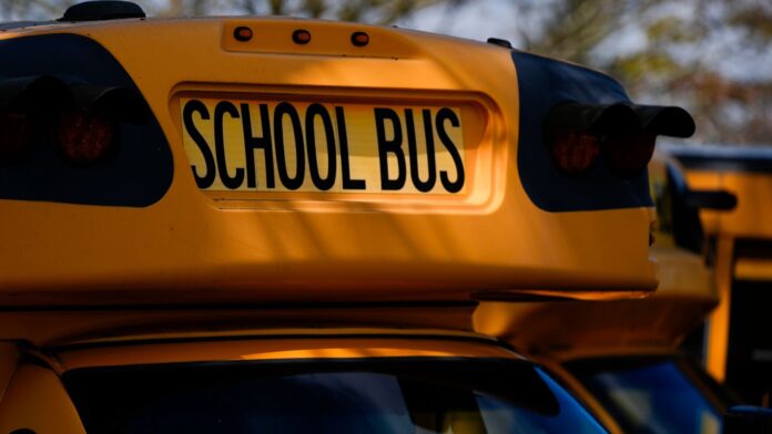Primer plano de un autobús escolar amarillo con el letrero “School Bus”, relacionado con el inicio de clases en las Escuelas Públicas de Seattle.