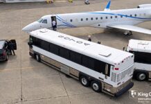 Unos 500 detenidos salen de Seattle en vuelos de ICE desde finales de agosto Avión y autobuses en Boeing Field durante una operación de traslado, vistos desde una posición elevada en el aeropuerto.