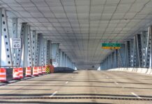 Alerta para conductores: varios cierres afectarán el tráfico en Seattle y el Eastside Vista de los carriles exprés de la I-5 sobre el Ship Canal Bridge en Seattle, con barriles de construcción que restringen parte de la vía.
