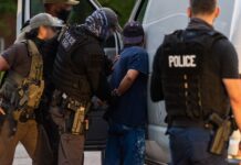 Nueva ley de WA obliga a empleadores a avisar sobre inspecciones migratorias Agentes de Operaciones de Ejecución y Deportación detienen a trabajador durante una operativo denominado Cross Check. (Foto: Immigration and Customs Enforcement)