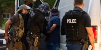 DHS anuncia intensificación de operativos de ICE e incluye a Washington Agentes de Operaciones de Ejecución y Deportación detienen a trabajador durante una operativo denominado Cross Check. (Foto: Immigration and Customs Enforcement)