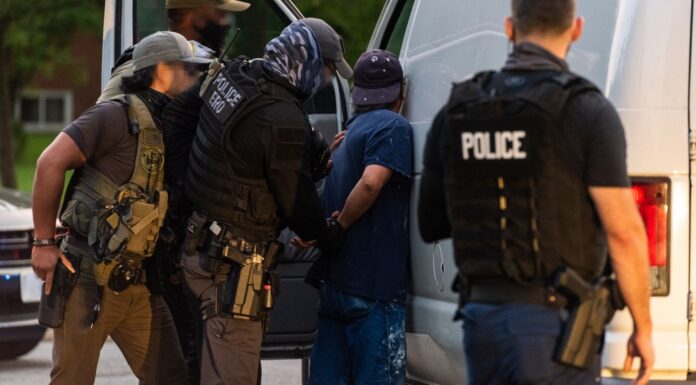 Nueva ley de WA obliga a empleadores a avisar sobre inspecciones migratorias Agentes de Operaciones de Ejecución y Deportación detienen a trabajador durante una operativo denominado Cross Check. (Foto: Immigration and Customs Enforcement)