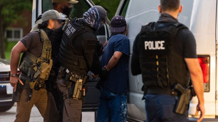 Agentes de Operaciones de Ejecución y Deportación detienen a trabajador durante una operativo denominado Cross Check. (Foto: Immigration and Customs Enforcement)