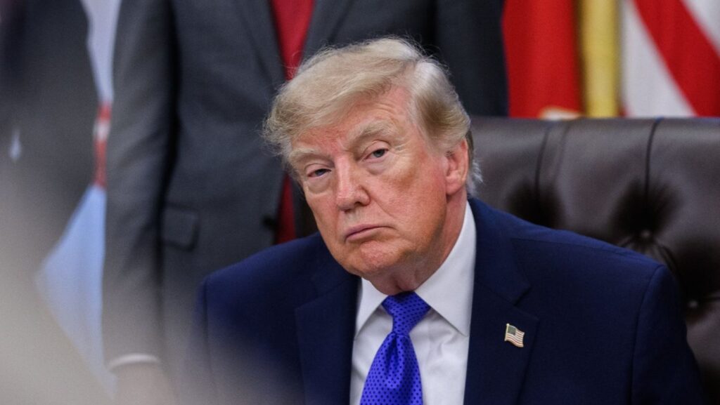 Donald Trump hace un anuncio sobre el acero el lunes 28 de septiembre de 2026, en el Despacho Oval de la Casa Blanca. (Foto: Molly Riley)
