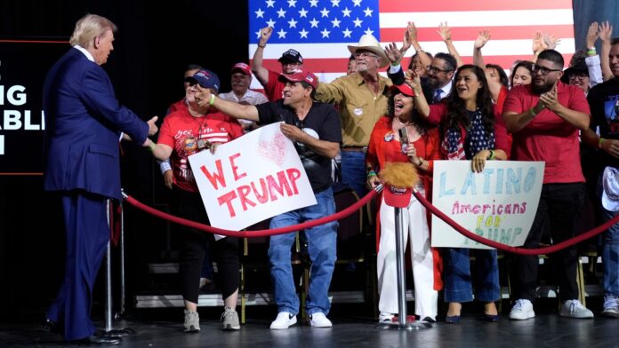 Donald Trump saluda a sus seguidores tras su llegada a un acto de campaña en septiembre de 2024, en Tucson, Arizona. (Foto AP/Alex Brandon)