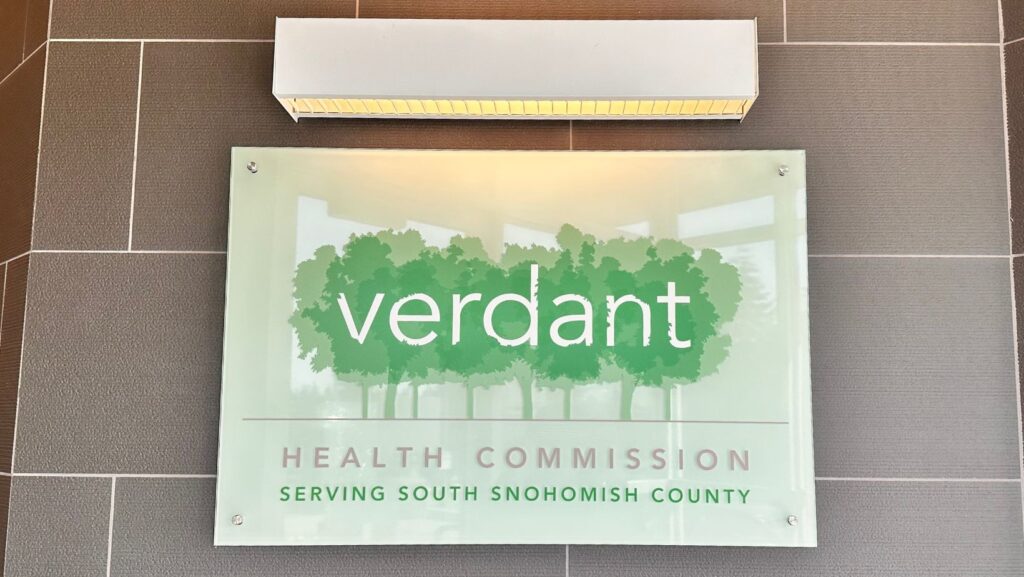 Letrero de Verdant Health Commission con el mensaje “Serving South Snohomish County” en sus instalaciones.