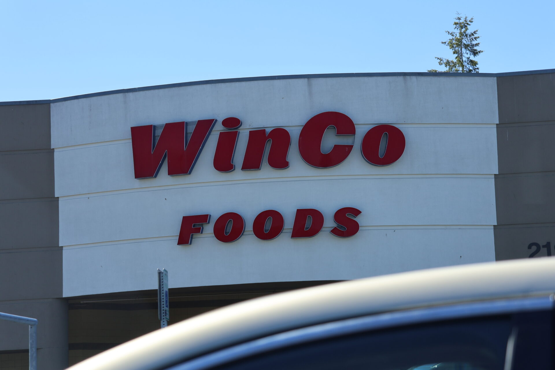 Fachada de una tienda WinCo Foods con el logotipo de la cadena de supermercado.