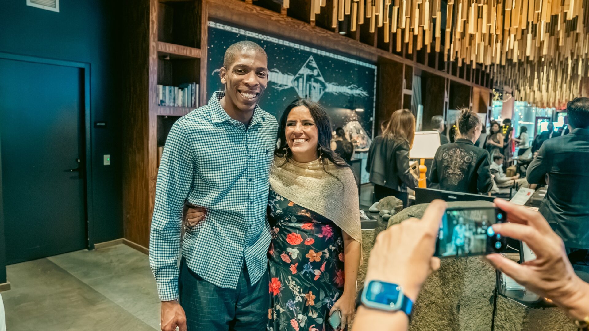 Julián Palacios Obregón junto a Alejandra Gonza, fundadora y directora ejecutiva de Global Rights Advocacy, durante la cena de recaudación de fondos de la organización.