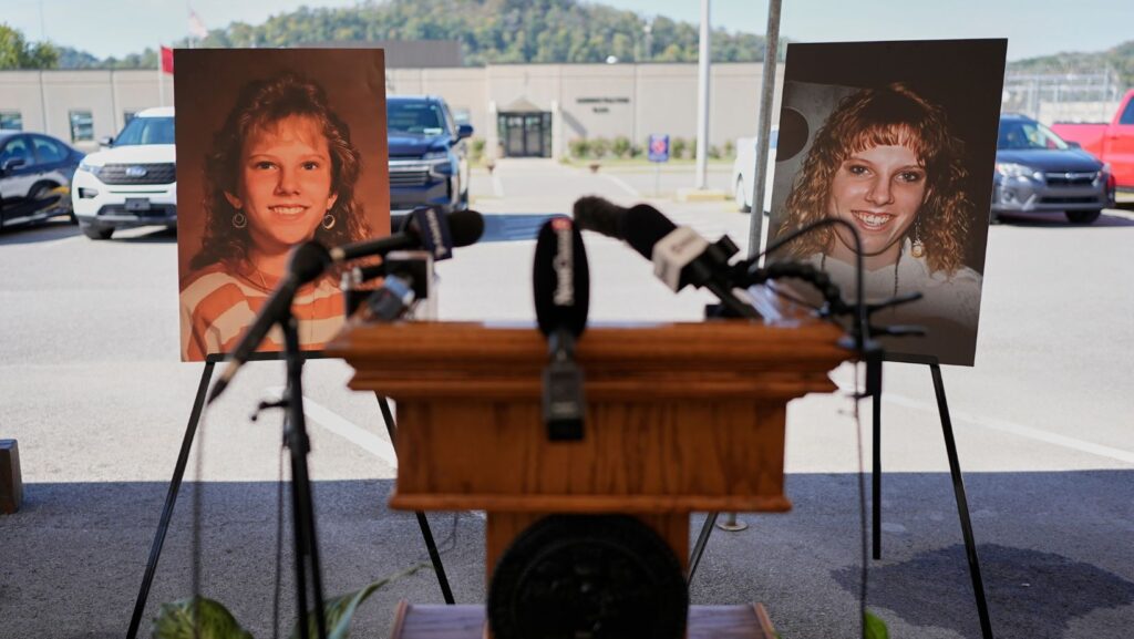 Se exhiben fotografías de Colleen Slemmer, asesinada en 1995, frente a la Institución de Máxima Seguridad Riverbend antes de la ejecución prevista de Christa Pike, el miércoles 30 de septiembre de 2026, en Nashville, Tennessee. (Foto AP/George Walker IV)