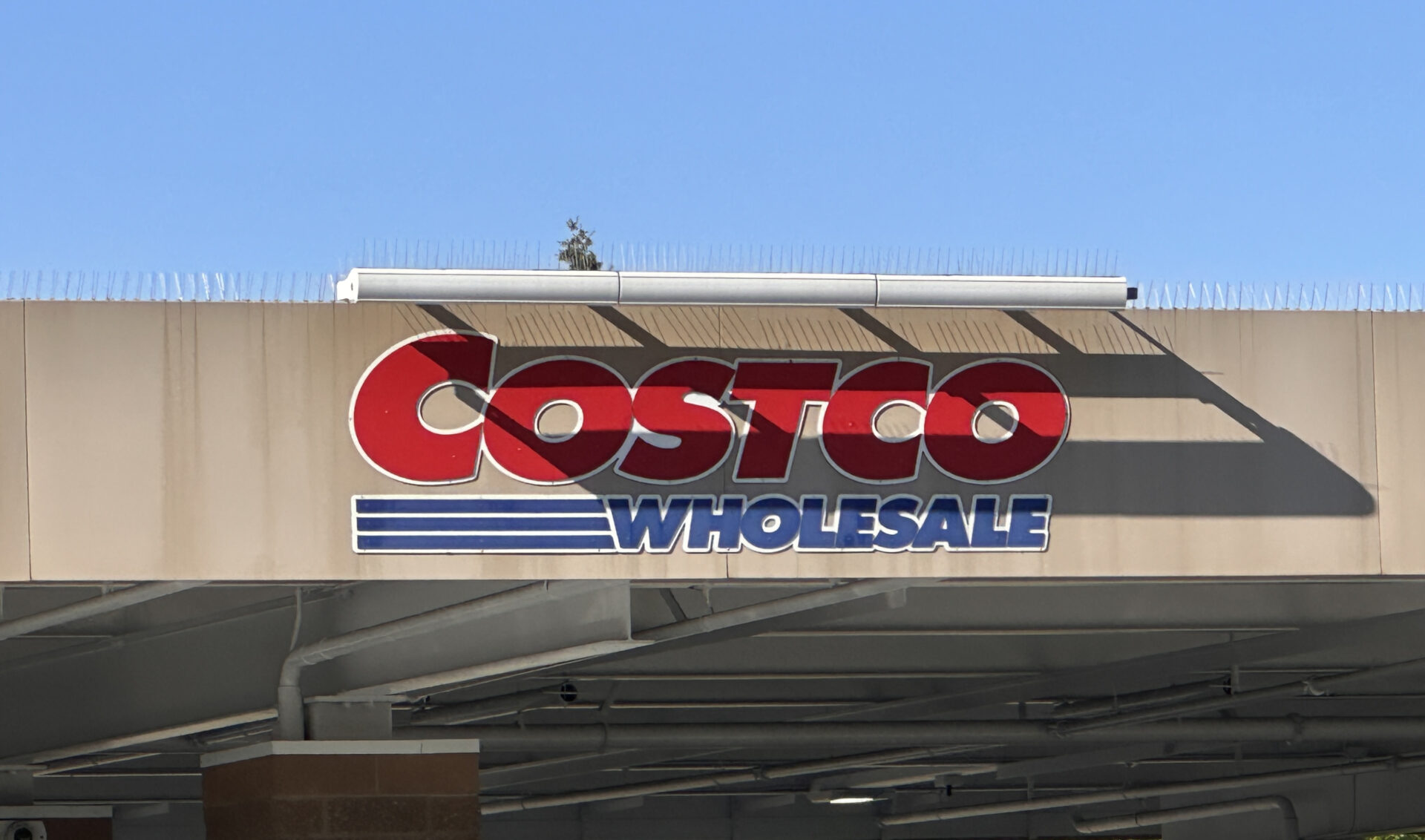 Letrero de Costco Wholesale en la entrada de una tienda de la compañía en Lynnwood, Washington.