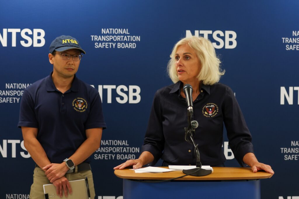 Jennifer Homendy, presidenta de la Junta Nacional de Seguridad en el Transporte (NTSB), habla durante una conferencia de prensa en el Aeropuerto Internacional de Miami, acompañada por el investigador Chihoon Shin.