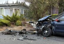 Camión robado embiste patrullas en Everett; cuatro policías resultan heridos Patrulla de la Policía de Everett con severos daños en la parte frontal y escombros sobre una calle después de un incidente con un camión robado.
