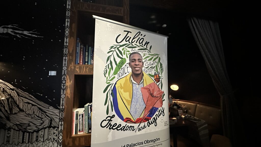 Pendón con un retrato ilustrado de Julián Palacios Obregón durante la cena de gala de Global Rights Advocacy.
