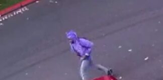 Hombre con sudadera morada corre por un estacionamiento tras un incidente investigado por la Policía de Renton.