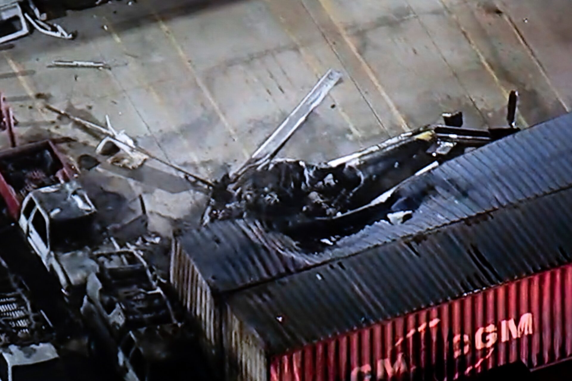 Vista aérea de los restos de un helicóptero tras estrellarse cerca del lugar de un accidente de autobús en Los Ángeles, el 15 de septiembre de 2026.