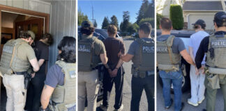Tres arrestos por incendio Chelan Hills que dejó un fallecido y seis bomberos heridos Agentes del U.S. Marshals Service detienen a tres hombres vinculados con la investigación del incendio Chelan Hills en el condado de Douglas, Washington.