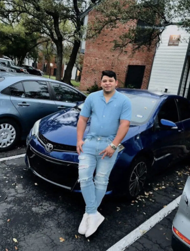 Wilber Rafael Garces Perez, de 28 años, junto al vehículo que conducía el 20 de septiembre de 2026, cuando un agente de ICE le disparó durante un operativo en Austin, Texas. Foto: Oficina de Kate Lincoln-Goldfinch.