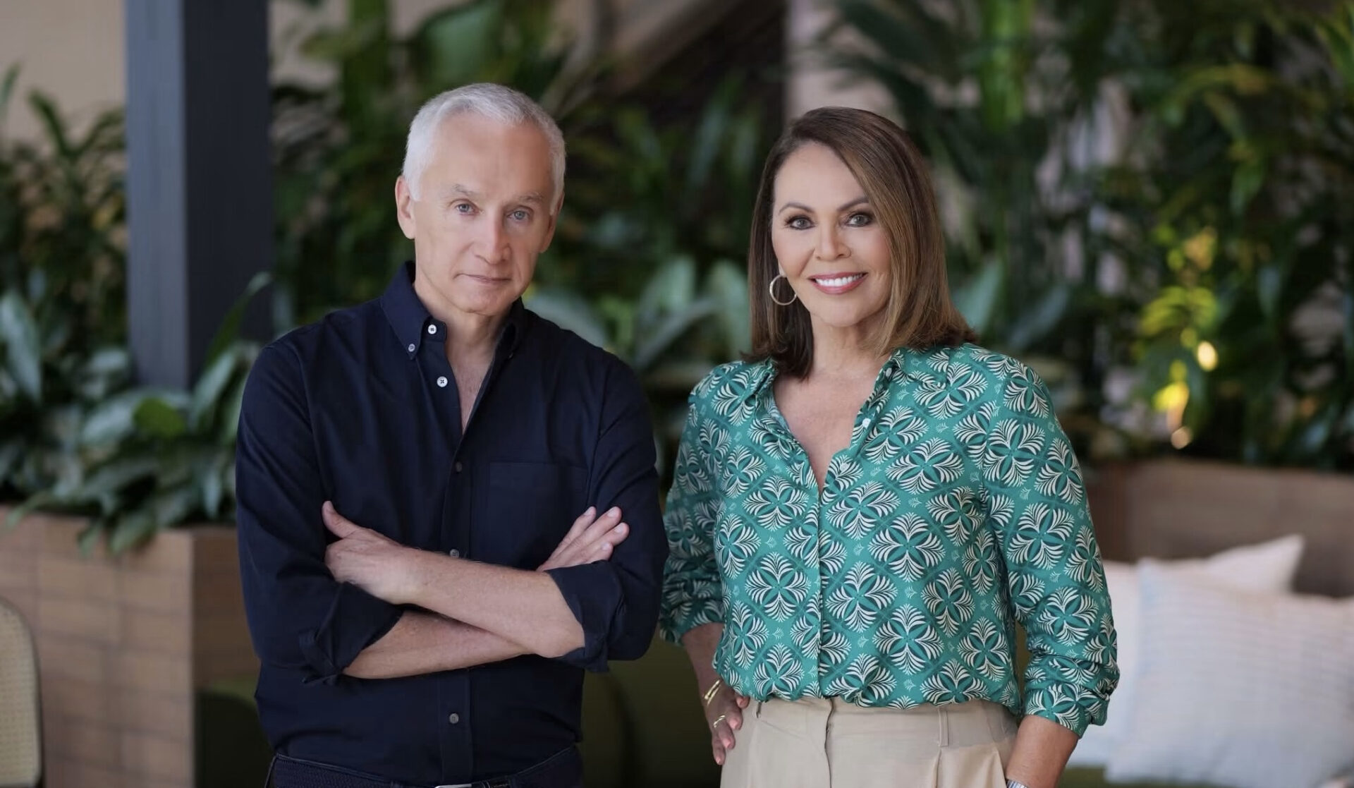 Jorge Ramos y María Elena Salinas posan juntos antes de reencontrarse para la cobertura de las elecciones de medio término de 2026 en “Tu Voz, Tu Voto”.