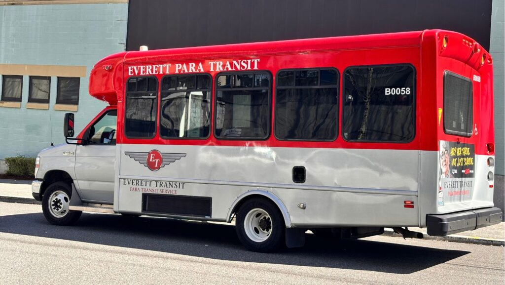 Vehículo de paratránsito de Everett Transit, servicio adaptado para personas con discapacidades que no pueden utilizar el servicio regular de autobuses.